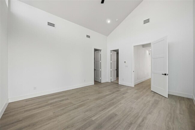 Building Photo - 513 Archer St