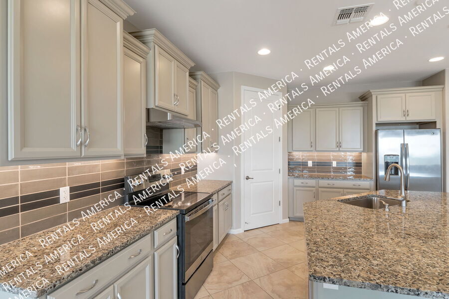 Building Photo - 7631 W Laurel Ln