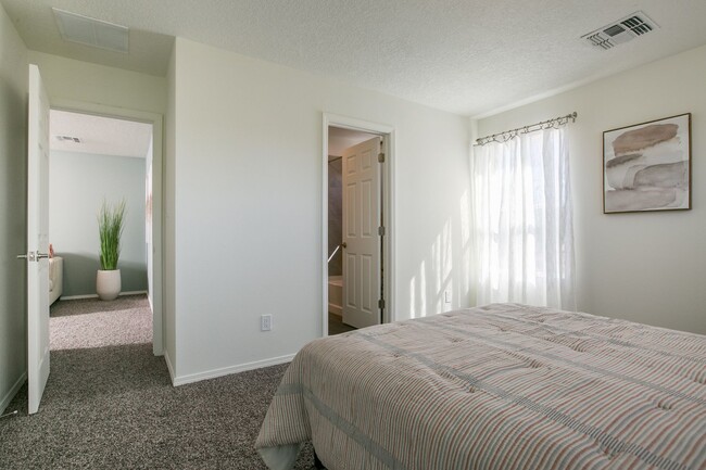 Building Photo - North Valley Townhome