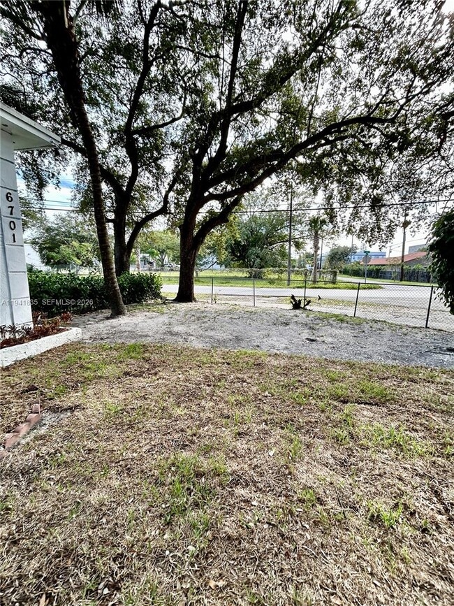 Building Photo - 6701 NE Miami Pl