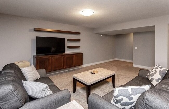 Building Photo - 580 NE Bowman Dr