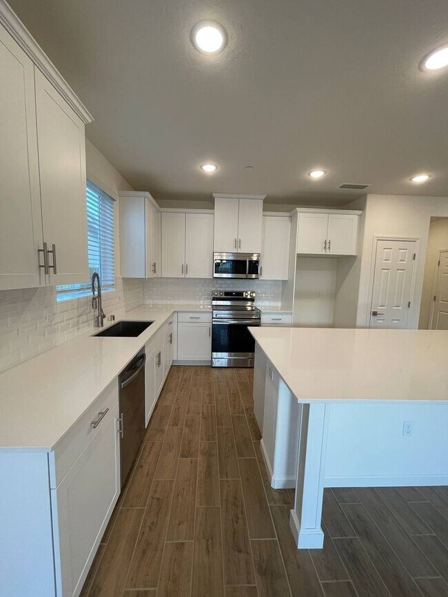 Building Photo - Stunning 4-Bedroom, 2-Bath Rental Home in ...