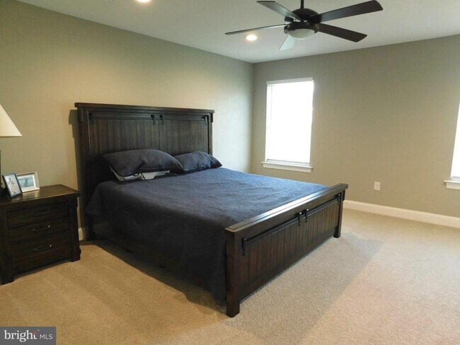 Building Photo - 16740 River View Cir