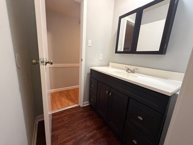 Building Photo - Spacious 3 Bedroom Townhome in Oak Park