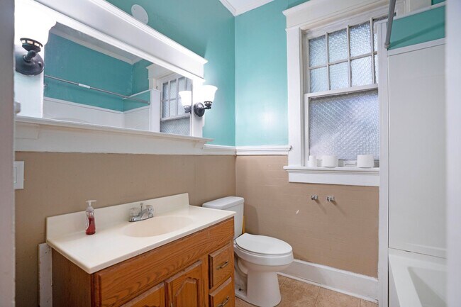 Building Photo - Charming Historic 2BR Apartment with Garag...