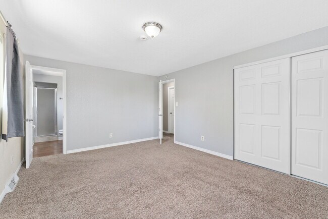 Building Photo - 7416 Upham St