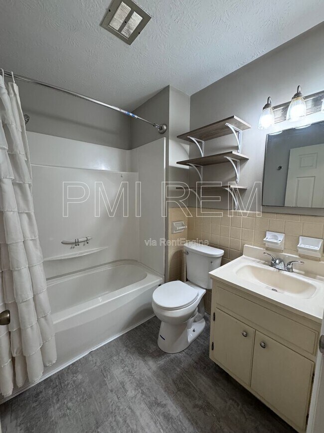 Building Photo - 782 Akron Blvd