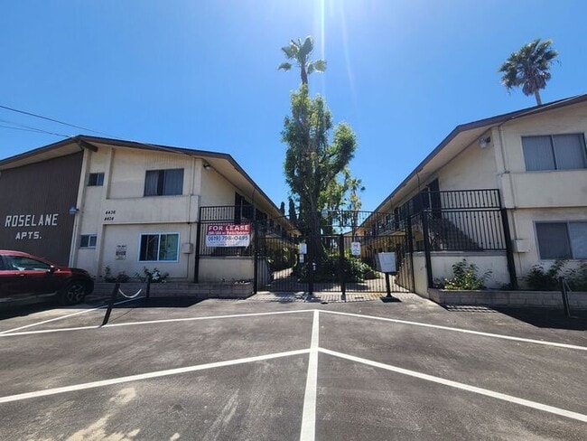 Building Photo - 1 Month Free !SPACIOUS 2BR/1BA Unit with p...