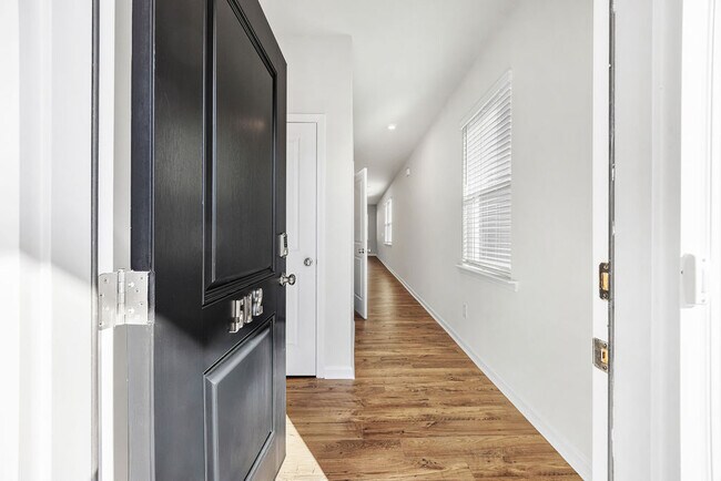 Building Photo - 512 Serena Trl