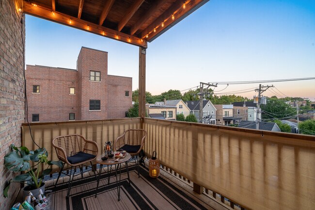 Building Photo - 2117 W Irving Park Rd