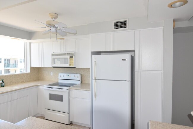 Building Photo - 1236 Hillsboro Mile