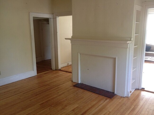 Building Photo - 205 Main St