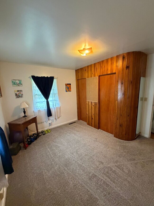 Building Photo - 4 Bedroom Unfurnished Home in Columbia Falls