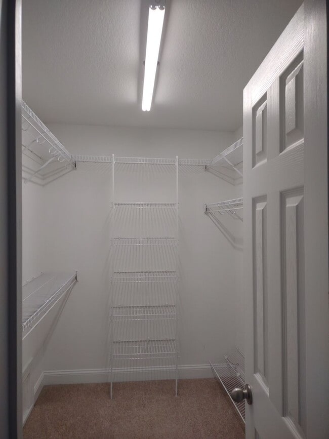 Building Photo - Bonus Room!
