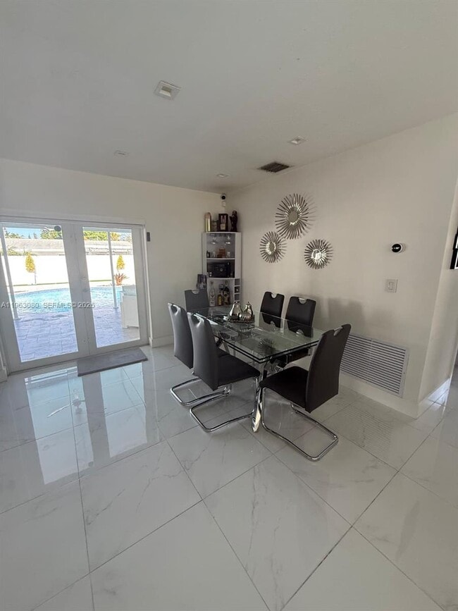 Building Photo - 9611 Jamaica Dr