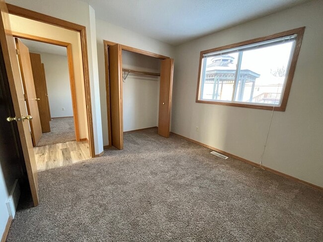 Building Photo - 5 Bed/2 Bath West Side Home!