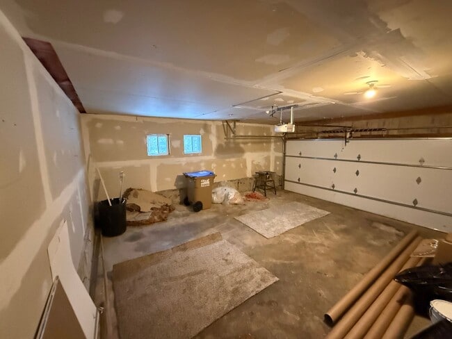 Building Photo - 3 Bedroom Home