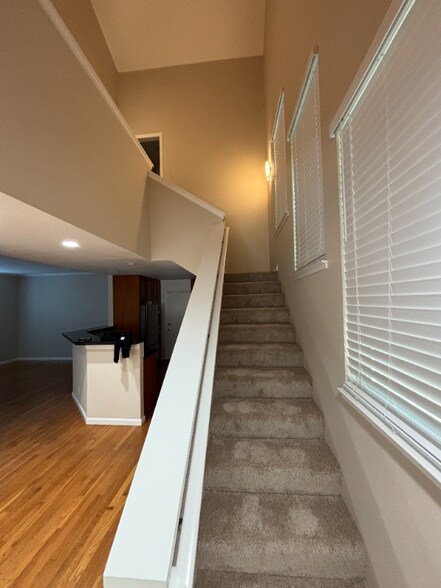 Building Photo - 242 N San Pedro Rd