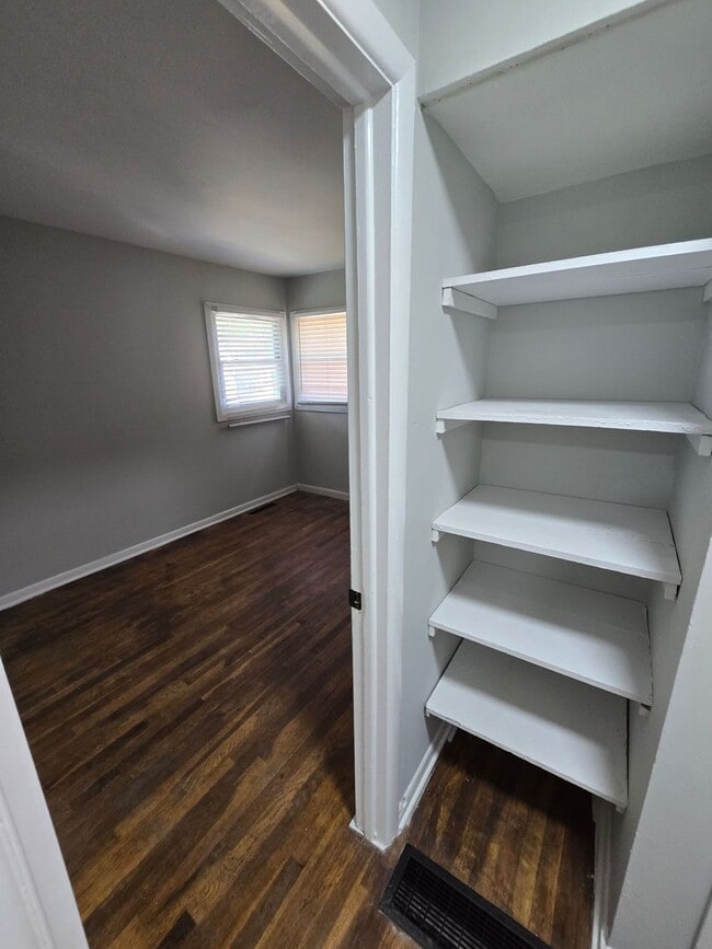 Building Photo - 3 BEDROOM SINGLE FAMILY