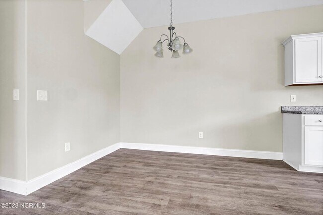 Building Photo - 519 Everett Glades