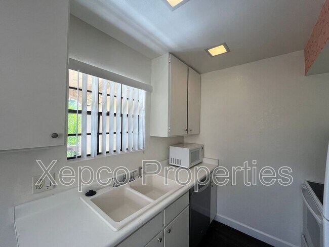 Building Photo - 5300 E Waverly Dr