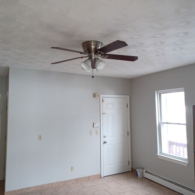 Building Photo - 117 Swan St