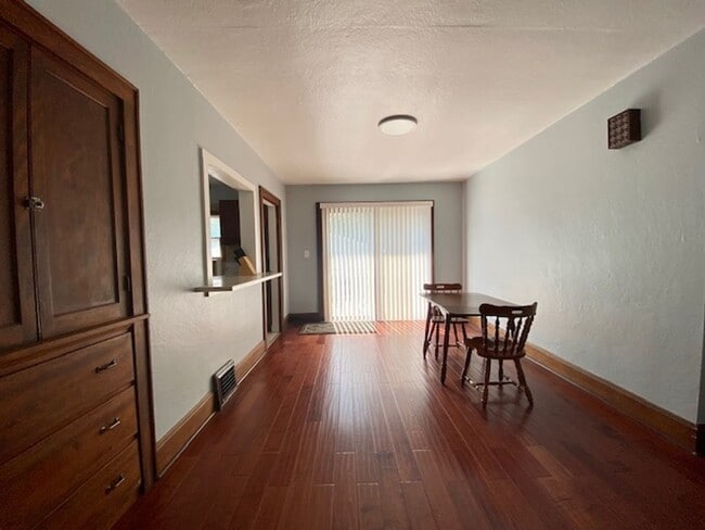 Building Photo - Charming 2 Bedroom 1 Bath Single Family Home!