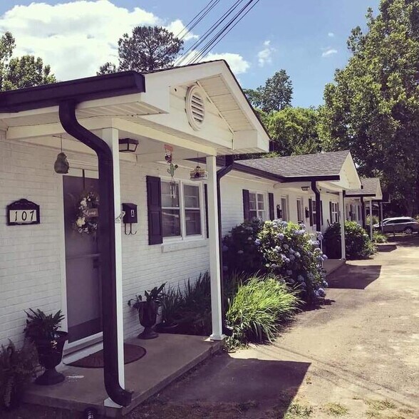 Exterior. - 107 Smith Ave