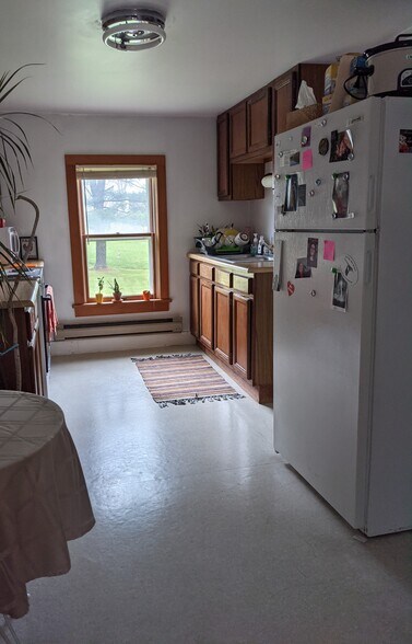 Kitchen - 2022 Danby Rd