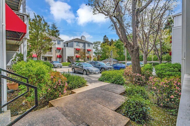 Building Photo - 2-Bedroom Condo in Prime Sunnyvale Location Near Tech Hubs