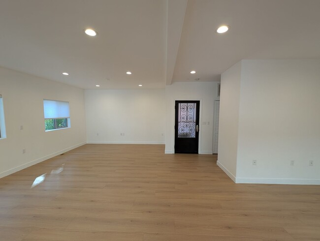 Building Photo - 1109 La Peer Dr