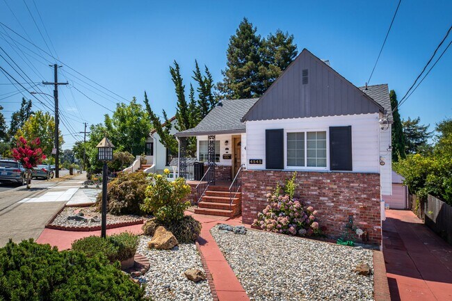 Building Photo - Coming Soon! Lovely Redwood Heights Home w...