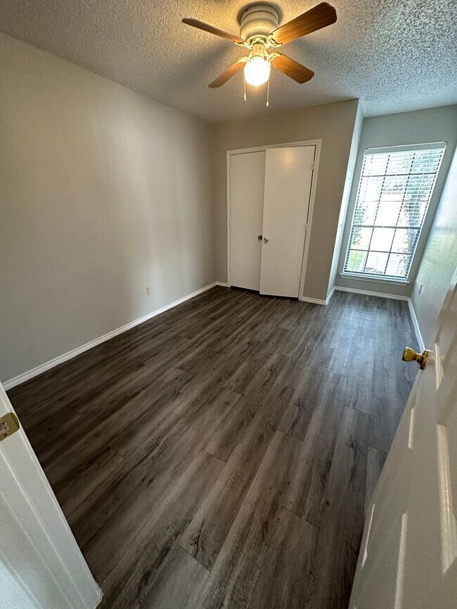 Building Photo - Full brick 2 bed 2 bath Covered Carport and wood burning fire place