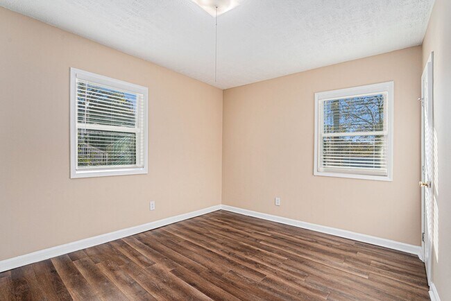 Building Photo - 1 Month Free Rent! Fully Renovated 2BR/1BA...