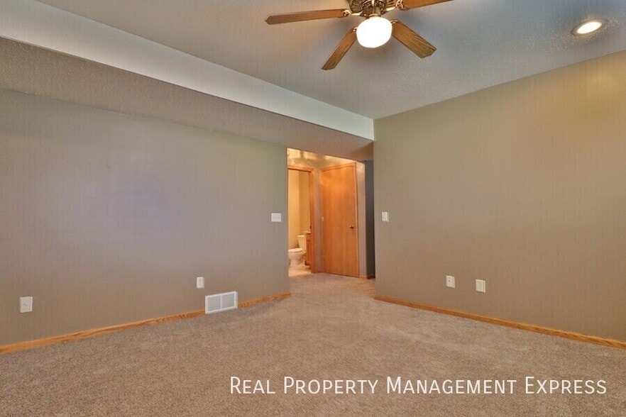 Building Photo - 3 Bed 2 Bath home with Double Garage