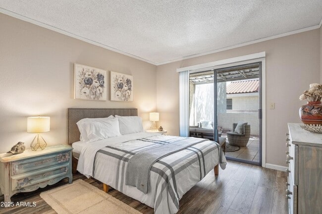 Building Photo - 719 E Lola Dr