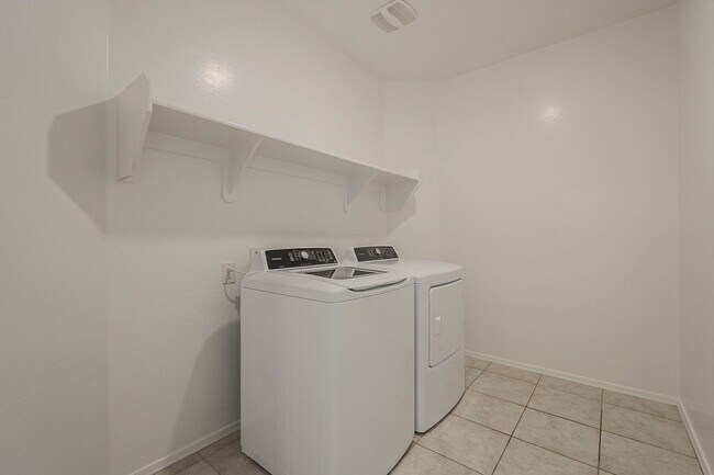Building Photo - Gorgeous 4 Bed / 2 Bath Home – Move-In Rea...