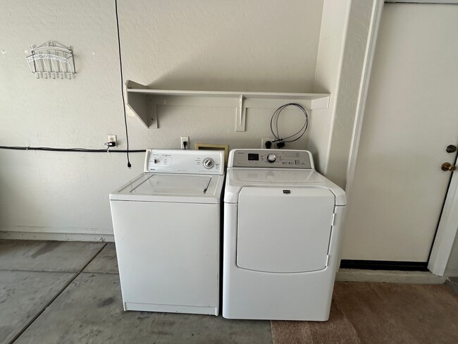 Building Photo - 3 Bed / 2 Bath with No Carpet & Split Floo...