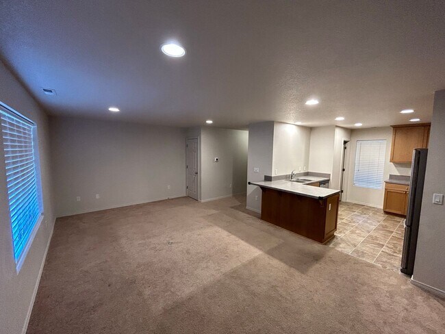 Building Photo - AUG750-800