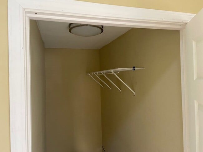 Building Photo - 3 Bed/2 Bath