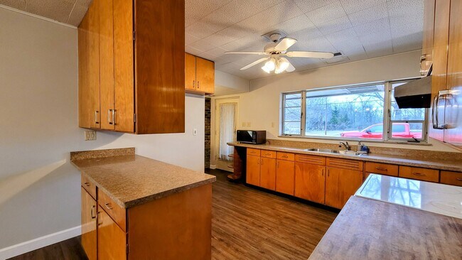 Building Photo - 495 Compton Rd