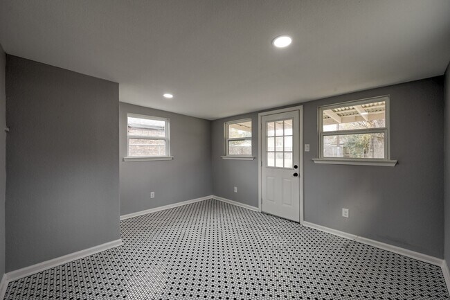 Building Photo - 513 Barkley St