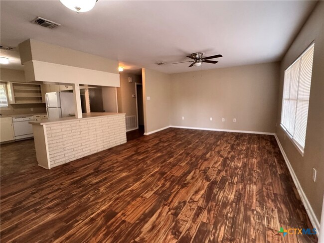 Building Photo - 1407 Hummingbird Ln