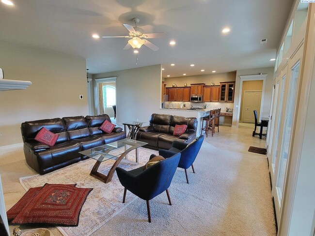 Building Photo - Large South Richland 4 Bed/3 Bath Home
