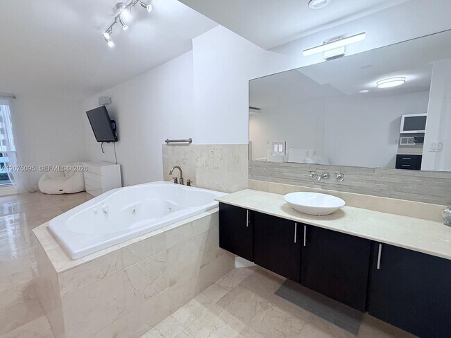 Building Photo - 2301 Collins Ave