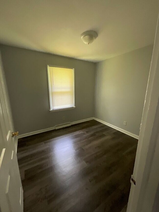 Building Photo - 3 bedrooms one bath apartment located in the Highlands, section of Portsmouth