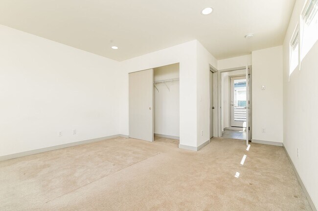 Building Photo - Luxury New Construction with Rooftop Views