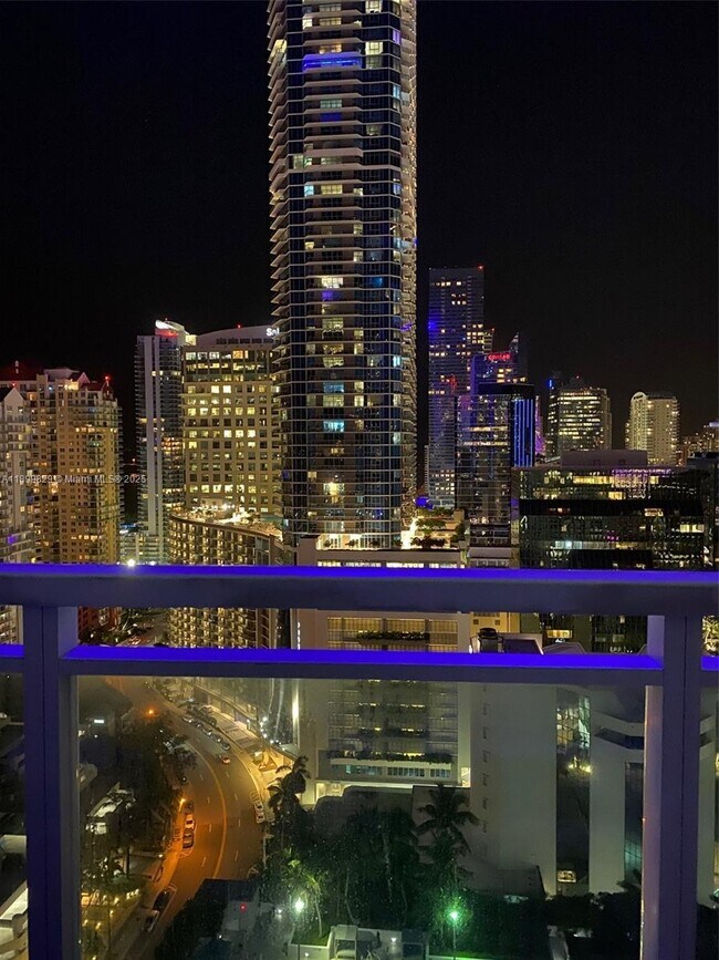 Building Photo - 950 Brickell Bay Dr