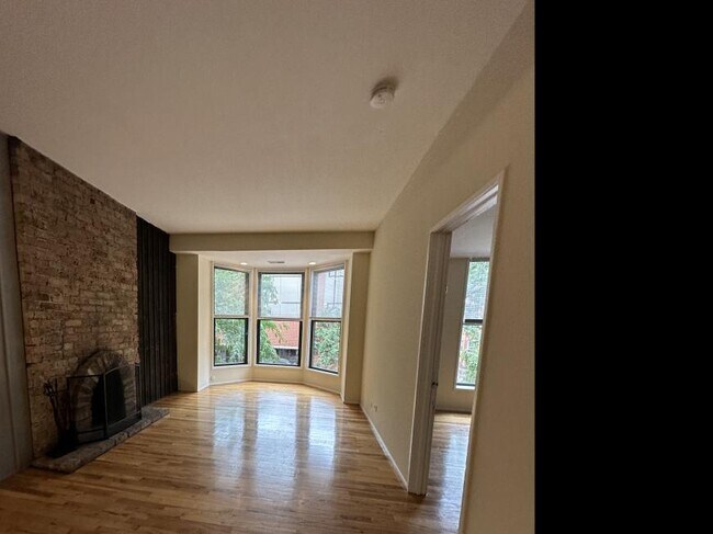 Building Photo - 2 bedroom in Chicago IL 60657