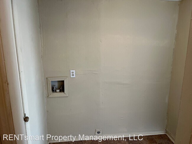 Building Photo - 2 br, 1 bath House - 2605 Jones Avenue Unit B